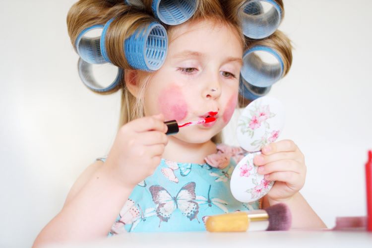 child puts on makeup