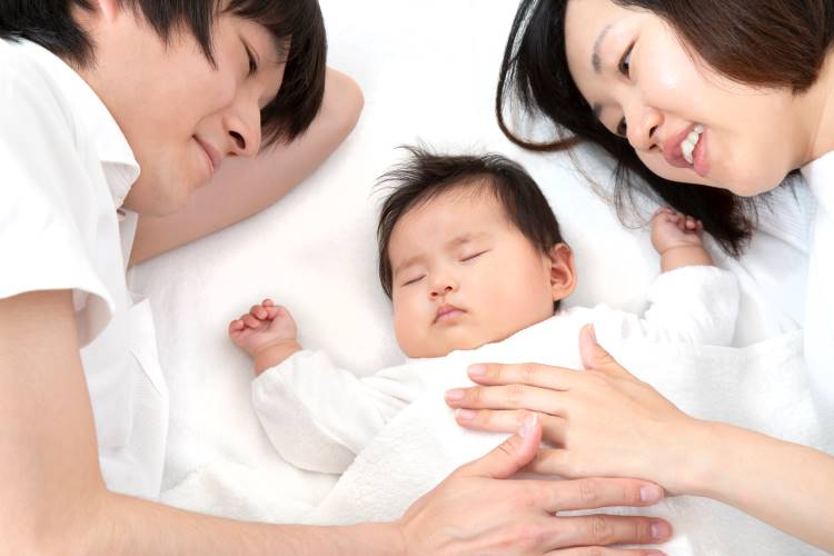 co-sleeping parents baby sharing bed