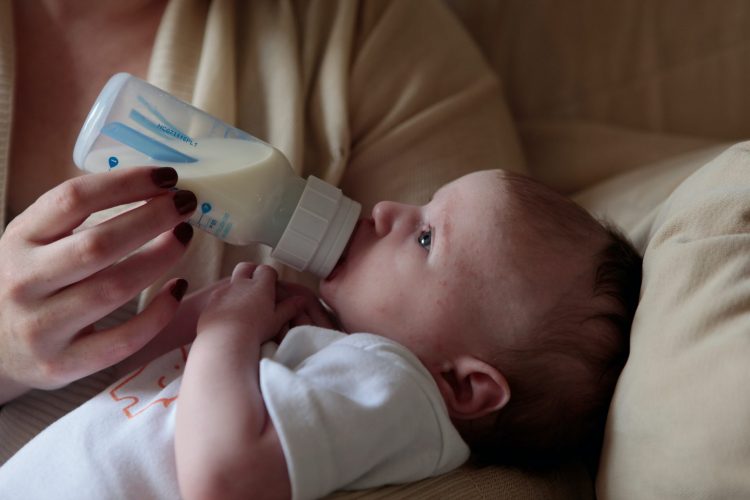 bpa free baby bottle mom feeding