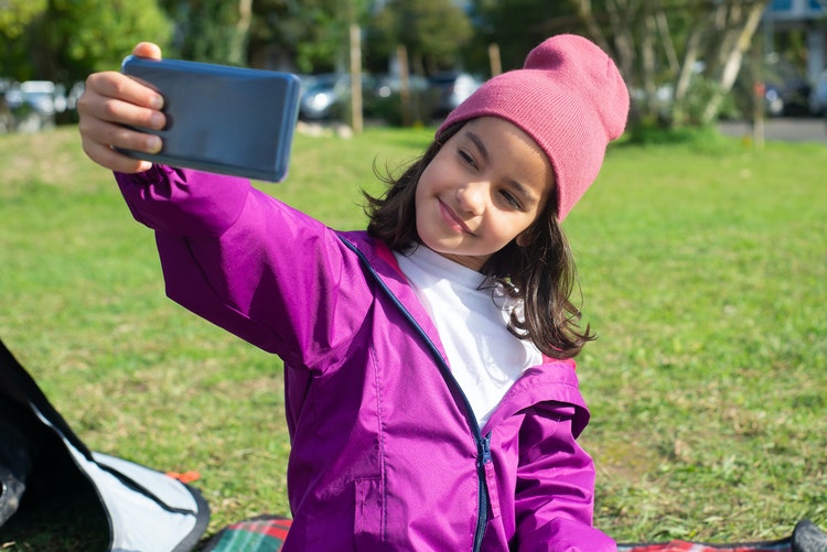 girl takes selfie culture should a child have an instagram account