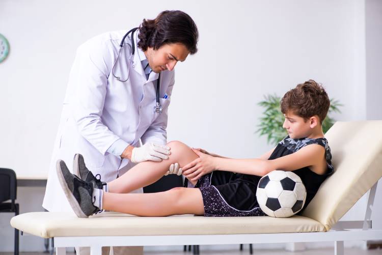 injury rehab doctor knee soccer boy 1
