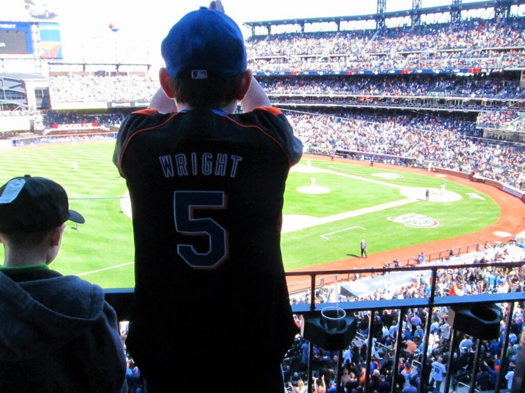 mets kid applauds Family-friendly NYC baseball