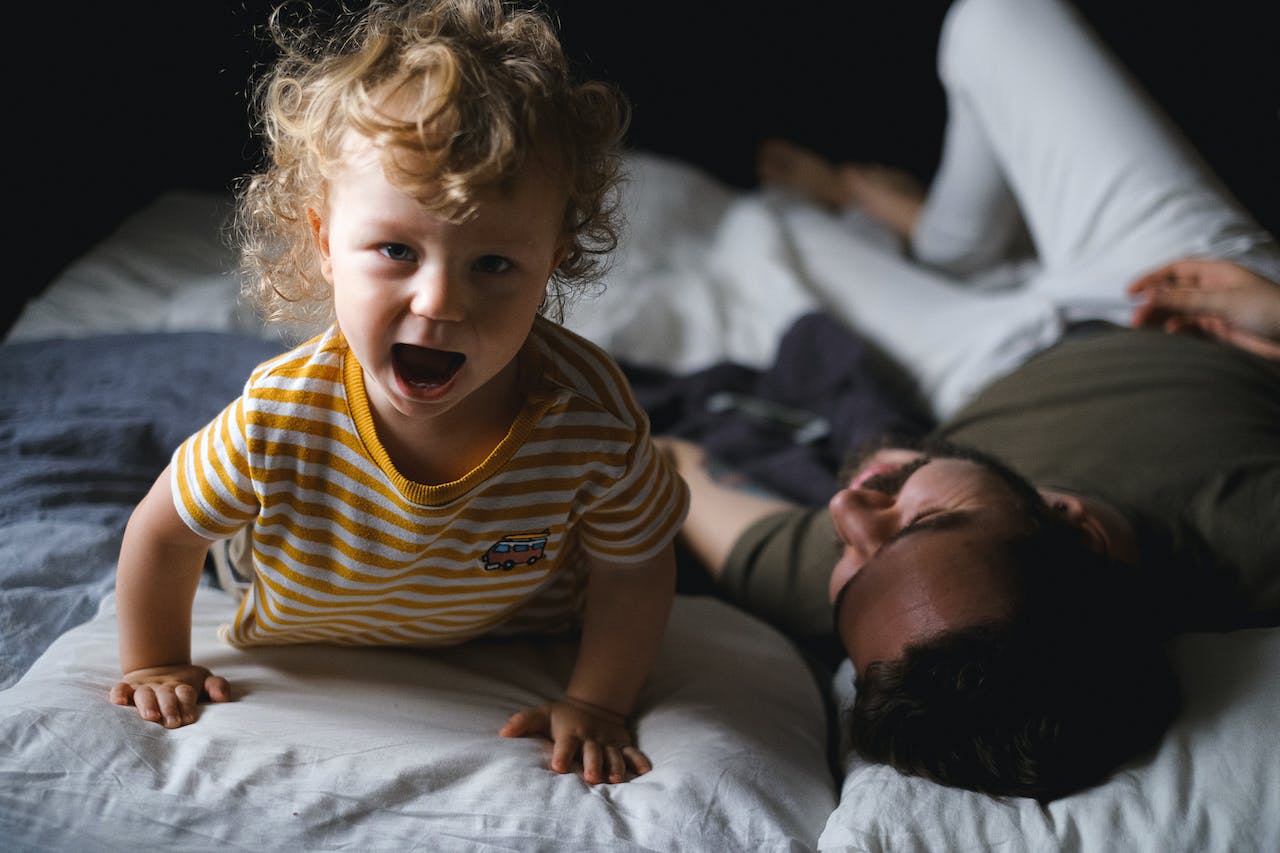 dad child scream bed