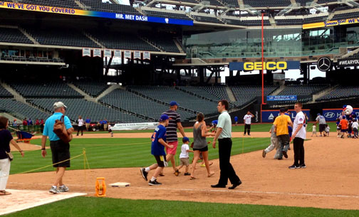 mr. met dash family sunday