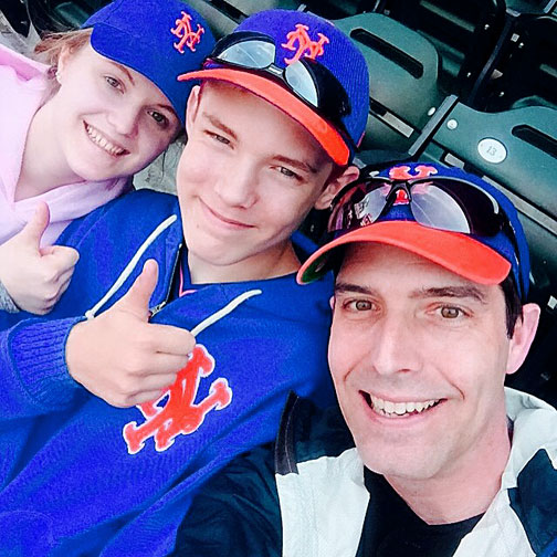 thumbs up family sunday mets